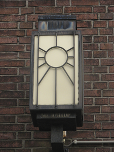 902995 Afbeelding van een lantaarn bij de ingang van de Gerardus Majellakerk (Thomas à Kempisweg 1) te Utrecht, met de ...